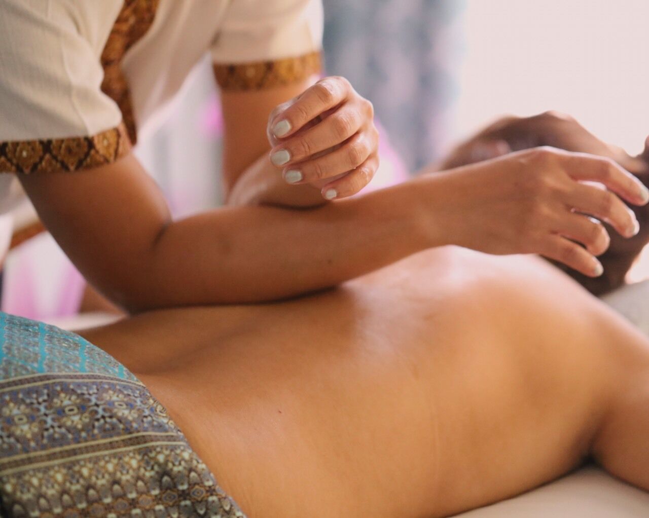 Relaxing warm oil massage at White Lotus spa in Grimbergen